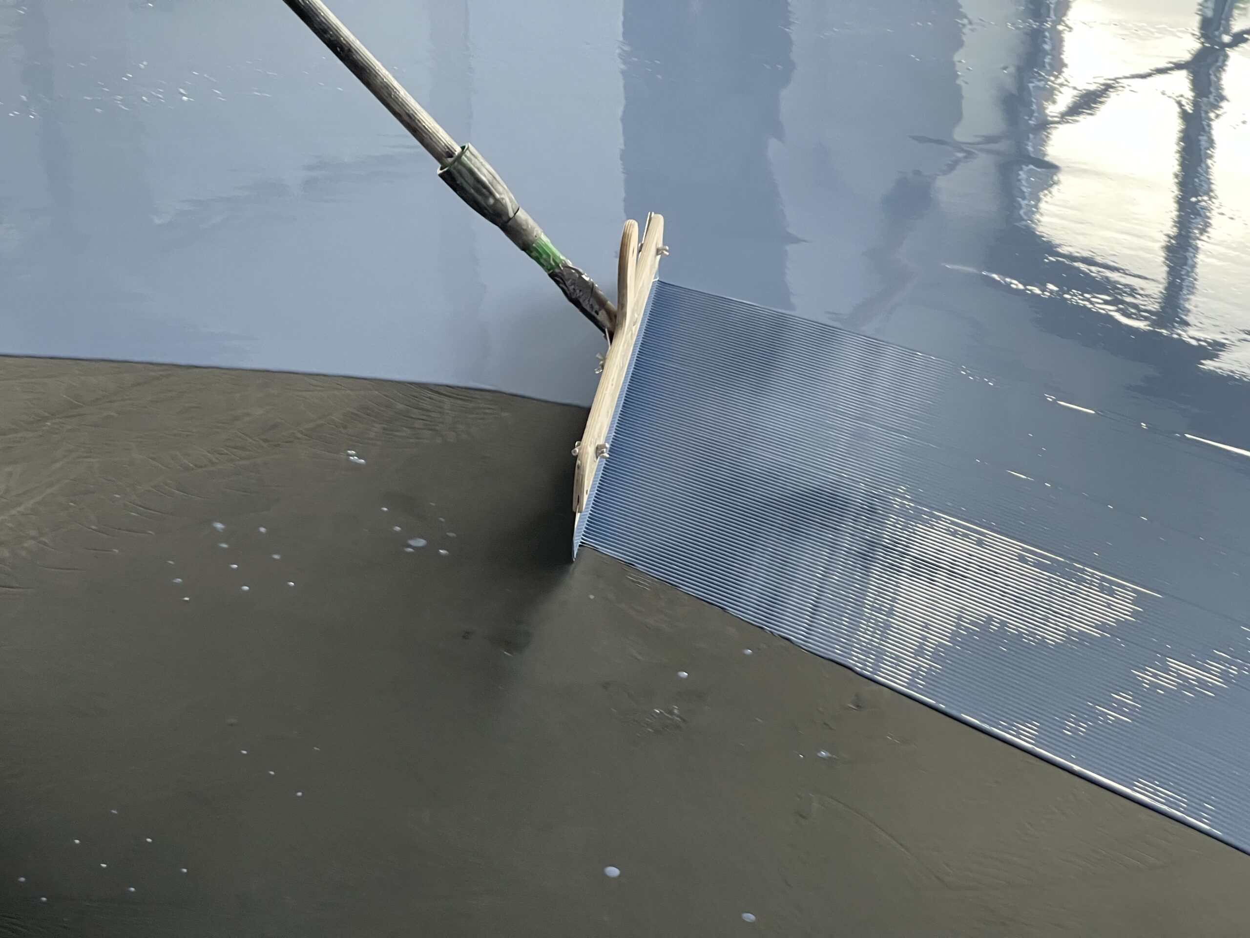 Rackel verteilt blaue Epoxy